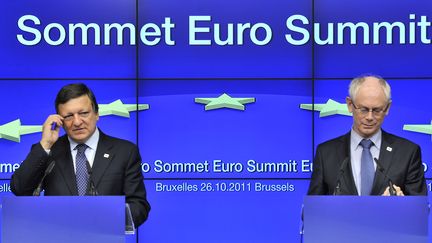 Le pr&eacute;sident de la Commission europ&eacute;enne Jos&eacute; Manuel Barroso et le pr&eacute;sident de la zone euro Herman Van Rompuy ont tenu une conf&eacute;rence de presse &agrave; l'issue du sommet europ&eacute;en le 27 octobre 2011 &agrave; Bruxelles (Belgique). (GEORGES GOBET / AFP)