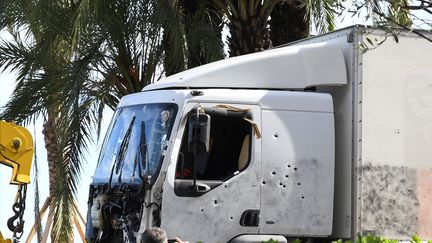 Le camion loué par&nbsp;l'auteur de la tuerie et criblé de balles après l'intervention des forces de police, le 15 juillet 2016 à Nice (Alpes-Maritimes).&nbsp; (BORIS HORVAT / AFP)