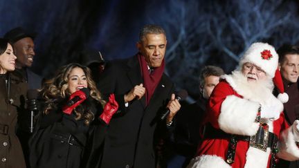 Le président Barack Obama (au centre) danse alors qu'il vient d'illuminer l'arbre de Noël national, qui se trouve à proximité de la Maison Blanche, le 4 décembre 2014.  (REUTERS/Larry Downing)