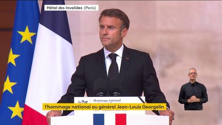 Le président de la République, aux Invalides, le 25 août 2023, lors de la cérémonie d'hommage au général Georgelin. (FRANCEINFO)