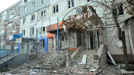 Un immeuble&nbsp;à&nbsp;Sievierodonetsk, ville de l'est de l'Ukraine, le 14 mars 2022. (ALBERT KOSHELEV / NURPHOTO / AFP)