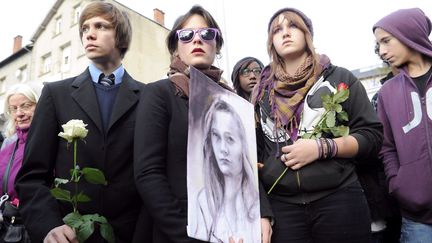 Des camarades d'Agn&egrave;s lors de la marche blanche en sa m&eacute;moire, le 20 novembre 2011 au Chambon-sur-Lignon (Haute-Loire). (PHILIPPE DESMAZES / AFP)