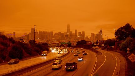 La ville de San Francisco, en Californie, s'est réveillée mercredi 9 septembre 2020 sous un ciel orange, causé par la brume des feux de forêts qui se déroulent plus au nord.&nbsp; (BURAK ARIK / ANADOLU AGENCY / AFP)