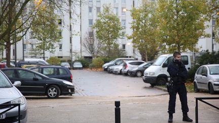 Perquisition le 19 novembre 2015 à Aulnay-sous-Bois (Seine-Saint-Denis), au domicile de la mère d'Hasna Aït Boulahcen, morte lors de l'assaut mené à Saint-Denis contre l'immeuble où s'était réfugié plusieurs&nbsp;terroristes du 13 novembre.&nbsp; (AURELIE LADET / MAXPPP)