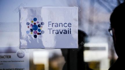 Un homme se trouve devant une agence France Travail, à la Roche-sur-Yon (Vendée), le 11 mars 2024. (MAGALI COHEN / HANS LUCAS / AFP)