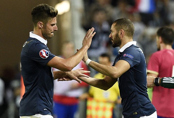 Olivier Giroud et Karim Benzema durant le match France - Serbie, le 5 septembre 2015 à Bordeaux (FRANCK FIFE / AFP)