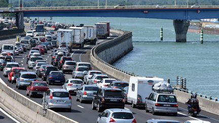 &nbsp; (L'autoroute A7 est bouchée autour de Lyon, Valence et Orange © MAXPPP)