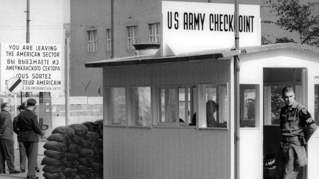 &nbsp; (Le "Checkpoint Charlie" reste un des symboles de la division entre Berlin-Est et Berlin-Ouest. © Maxppp)