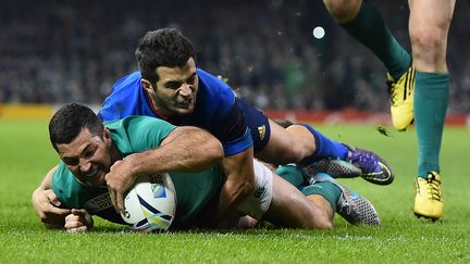 L'arri&egrave;re irlandais Rob Kearney marque un essai contre la France, dimanche 11 octobre &agrave; Cardiff (pays de Galles). (GABRIEL BOUYS / AFP)