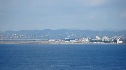 Vue sur l'aéroport de Nice, au bord de la mer sur la Côte d'Azur, le 8 octobre 2016. (WOLFGANG MINICH / PICTURE ALLIANCE / AFP)