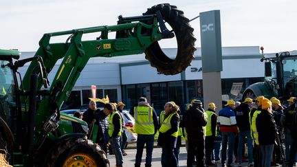 Des agriculteurs de la Coordinatin Rurale mènent une action sur un rond-point de la Roche-sur-Yon (Vendée), le 27 janvier 2024. (ESTELLE RUIZ / HANS LUCAS)