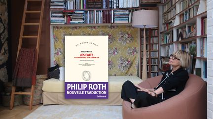 La traductrice Josée Kamoun, chez elle à Paris le 22 juin 2020, et la couverture de sa nouvelle traduction du roman de Philip Roth, "Les Faits" publié aux éditions Gallimard (Laurence Houot / FRANCEINFO Culture)