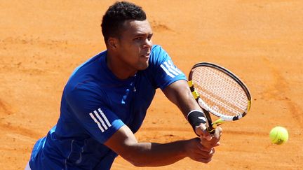 Le tennisman Jo-Wilfried Tsonga affronte l'Am&eacute;ricain Ryan Harrison, le 6 avril 2012, en quarts de finale de la Coupe Davis, &agrave; Monaco. (VALERY HACHE / AFP)