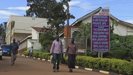 Dans les all&eacute;es de l'h&ocirc;pital Mengo de Kampala (Ouganda), o&ugrave; un homme a &eacute;t&eacute; tu&eacute; par le virus Marburg,&nbsp;le 6 octobre 2014. (JAMES AKENA / REUTERS)