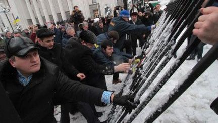 Des membres du mouvement Svoboda s'échauffent devant les grilles du Parlement ukrainien. (Grigoriy Vasilenko/RIA Novosti)