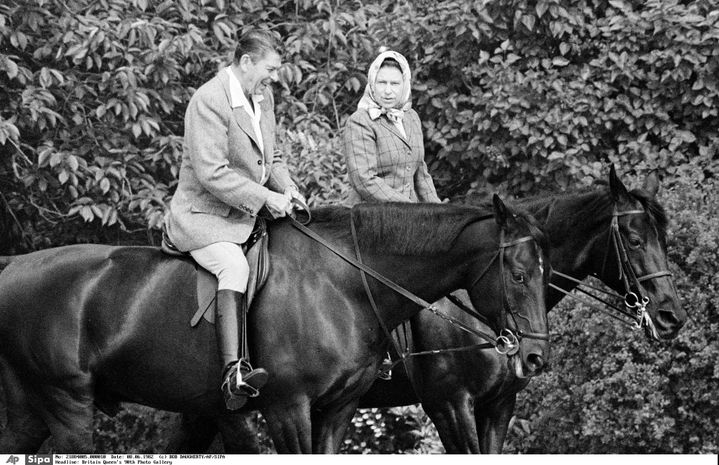 Ronald Reagan et la reine Elisabeth II se promènent à cheval, le 8 juin 1982, au château de Windsor (Royaume-Uni). (BOB DAUGHERTY/AP/SIPA)