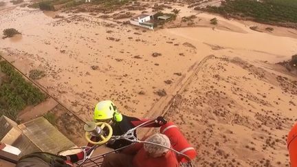 Les opérations de secours ont lieu en Espagne, jeudi 31 octobre, après des inondations qui ont fait près de 100 morts. Les pompiers continuent de chercher les disparus.