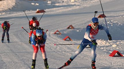 Anaïs Chevalier-Bouchet participe au relais mixte de biathlon à l'occasion des Jeux olympiques de Pékin, le 5 février 2022 à&nbsp;Zhangjiakou (Chine). (PIERRE-PHILIPPE MARCOU / AFP)