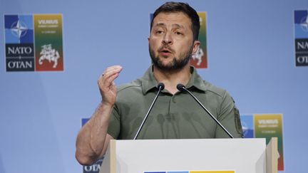 Volodymyr Zelensky s'exprime lors d'une conférence de presse à Vilnius (Lituanie) le 12 juillet 2023. (LUDOVIC MARIN / AFP)