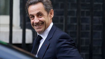 Nicolas Sarkozy devant la r&eacute;sidence du Premier ministre britannique&nbsp;&agrave; Londres, le 3 juin 2013. (ANDREW COWIE / AFP)