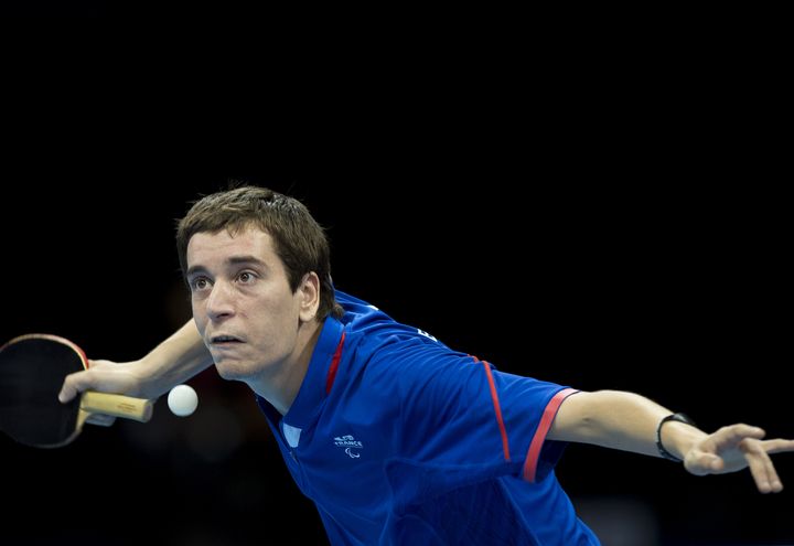 Le Français Pascal Pereira-Leal dispute un match contre le Polonais&nbsp;Pawel Olejarski aux Jeux paralympiques de Londres (Royaume-Uni), le 3 septembre 2012. (BEN STANSALL / AFP)