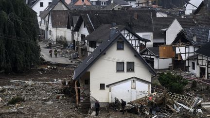 Des maisons ravagées par les inondations à Schuld, dans l'ouest de l'Allemagne, le 17 juillet 2021. (CHRISTOF STACHE / AFP)