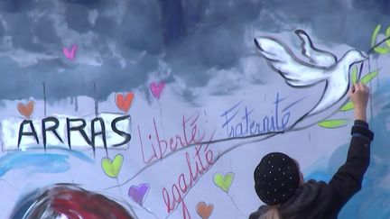 Le 13 octobre marque le premier anniversaire de la disparition de Dominique Bernard. Il avait 57 ans, il était passionné par son métier. Il y a un an, il a été assassiné par un ancien élève radicalisé. Aujourd'hui, des milliers de personnes se sont réunies pour lui rendre hommage en présence notamment de plusieurs ministres. (franceinfo)