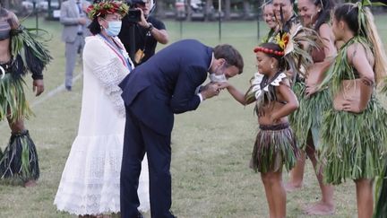 Photo Hebdo : crise mondiale du Covid-19, baise-main d'Emmanuel Macron et enfants otages libérés