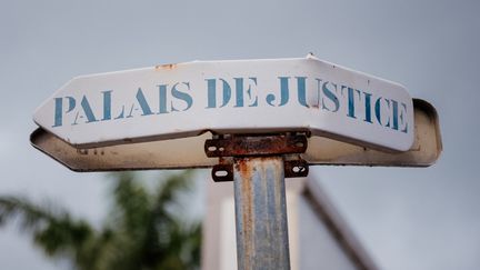 Un panneau devant le palais de justice de Nouméa, en Nouvelle-Calédonie, le 5 février 2021. (DELPHINE MAYEUR / HANS LUCAS / AFP)