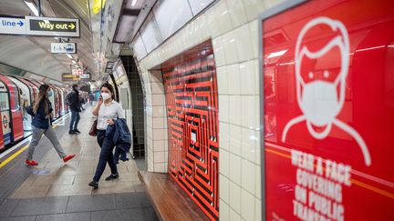 Une voyageuse porte un masque dans le métro de Londres, le 15 juin 2020. (TOLGA AKMEN / AFP)