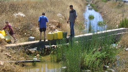 Après la guerre des Six Jours (1967), Israël annexe les nappes de Cisjordanie.

L’Etat hébreu n’accorde aux Palestiniens aucun accès aux rives du Jourdain, seul un cinquième des nappes phréatiques leur est autorisé. Les puits palestiniens se retrouvent plus vite asséchés.

Cela entraîne une dégradation des eaux et, à l’exception de la station d’épuration d’Al-Bireh à Ramallah, très peu d’infrastructures pour les eaux usagées existent. (AFP PHOTO/Atef SAFADI )