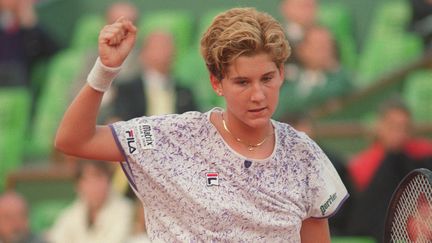 Monica Seles le poing levé lors de son quart de finale face à Conchita Martinez à Roland-Garros, le 4 juin 1991. (JEAN-LOUP GAUTREAU / AFP)