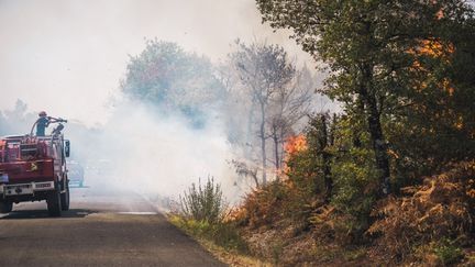 L'incendie sur la commune d'Hostens, le 12 août 2022. (BENJAMIN GUILLOT-MOUEIX / HANS LUCAS)