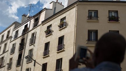 &nbsp; (Toute la journée de mardi, des badauds sont venus voir l'immeuble incendié provoquant la mort de huit personnes, dans le XVIIè arrondissement à Paris  © MaxPPP)