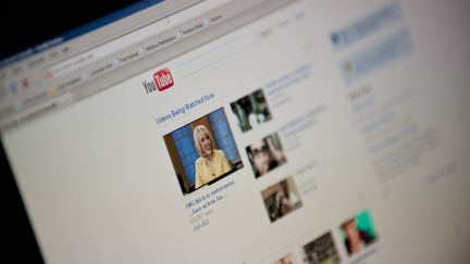 Les stars de YouTube qui font de la publicité déguisée dans leurs vidéos&nbsp;pourraient être poursuivies en correctionnelle. (NICHOLAS KAMM / AFP)