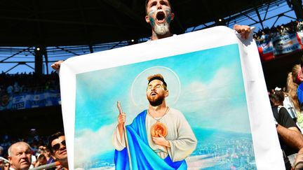 Le&nbsp;football ne peut pas être une religion ? Mais si ! Malgré tout, les prières de ce supporter argentin n'ont pas permis à son équipe de battre l'Islande (1-1), samedi 16 juin à Moscou. (MLADEN ANTONOV / AFP)