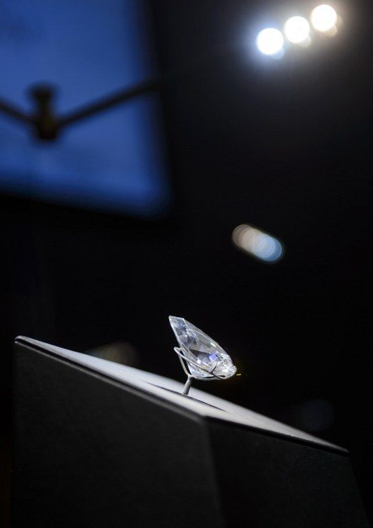 Extrait de la mine de Jwaheng au Botswana, ce diamant pesait dans sa version brute 236 carats, a indiqué Jean-Marc Lunel, directeur de la division Joaillerie de Christie's Suisse.
 (FABRICE COFFRINI / AFP)