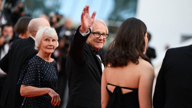 C'était un instant suspendu comme seul Cannes sait en proposer. Ken Loach, 86 ans, monstre sacré du cinéma britannique, est arrivé sur le tapis rouge et le silence s'est fait. Le réalisateur, palmé en en 2006 et 2017 pour "Le vent se lève" et "Moi, Daniel Blake" peut devenir le seul cinéaste à remporter trois Palmes d'or. (PATRICIA DE MELO MOREIRA / AFP)