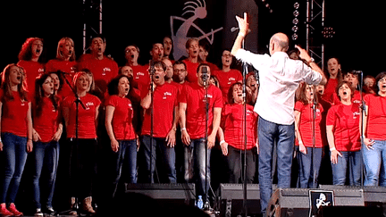 La grande chorale de la Coopérative de Mai sur la scène du Printemps de Bourges
 (France 3 / Culturebox)