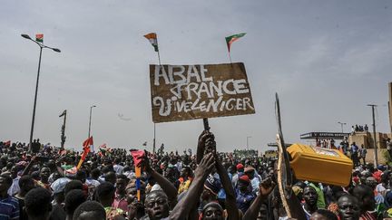 Des manifestants rassemblés contre la base aérienne de l'armée française à Niamey, au Niger, le 2 septembre 2023. (AFP)