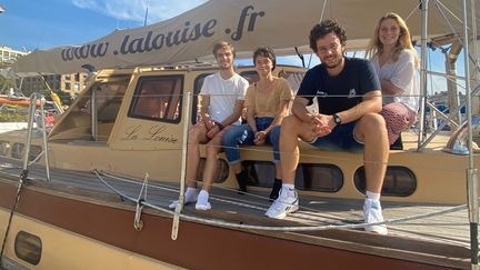 Olivier, Margot, Baptiste et Lana (de gauche à droite), 4 des six jeunes chercheurs à embarquer sur le voilier de l'expédition Antarctique 2°C, à quelques jours du départ. Marseille, 30 septembre 2021 (CHLOÉ CENARD / FRANCEINFO)