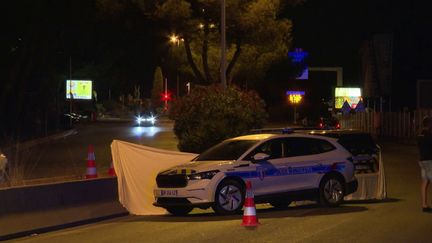 Un gendarme est mort après avoir été renversé lors d'un contrôle routier à Mougins, dans les Alpes-Maritimes, lundi 26 août. Le suspect a été interpellé dans la nuit. (France 2)