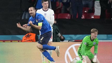 Le défenseur italien Giorgio Chiellini célèbre le but de son coéquipier Leonardo Bonucci lors de la finale de l'Euro, au stade de Wembley, à Londres (Royaume-Uni), le 11 juillet 2021.&nbsp; (FRANK AUGSTEIN / POOL / AFP)