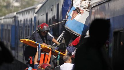 Des sauveteurs extraient un passager du train accident&eacute; en gare de&nbsp;Buenos Aires (Argentine), le 22 f&eacute;vrier 2012. (ENRIQUE MACARIAN / REUTERS)