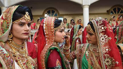 Des femmes se préparent pour un mariage à&nbsp;Ahmedabad (Inde), le 24 décembre 2017. (SAM PANTHAKY / AFP)