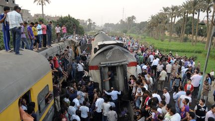 Les familles des victimes crient leur col&egrave;re apr&egrave;s une collision entre un car transportant de tr&egrave;s jeunes enfants et un train faisant 49 morts, le 17 novembre 2012 en Egypte. (REUTERS )