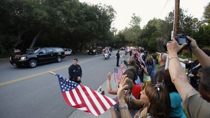 Des supporters du pr&eacute;sident am&eacute;ricain Barack Obama l'applaudissent lors de son passage en voiture &agrave; Los Angeles (Etats-Unis), au moment o&ugrave; il se rend chez George Clooney, le 10 mai 2012. (MARIO ANZUONI / REUTERS)