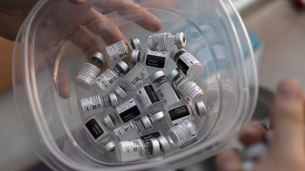 Des doses du vaccin Pfizer-BioNTech contre le coronavirus, le 24 décembre 2020, à Santiago (Chili). (CLAUDIO REYES / AFP)