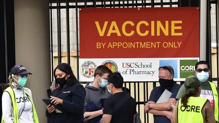 Un centre de vaccination contre le Covid-19, le 12 janvier 2021, à Los Angeles (Etats-Unis). (FREDERIC J. BROWN / AFP)