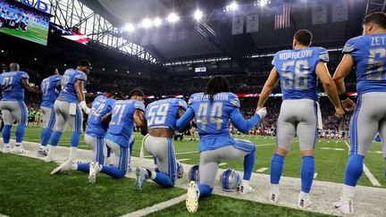 De nombreux joueurs de NFL ont posé un genou à terre lors de l'hymne national américain en défiance à Donald Trump.  (REY DEL RIO / GETTY IMAGES NORTH AMERICA)